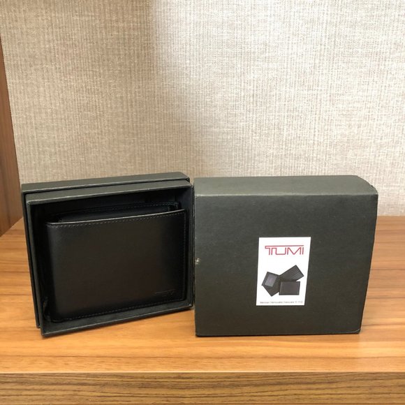 Tumi Black Leather Global Wallet (Two in One) - Picture 10 of 12